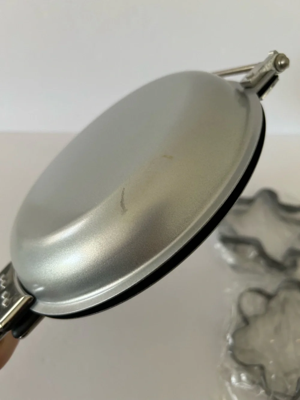 VTG “Pancake Wizard” Set includes: Pan, Batter Dispenser, Booklet, and 4 Shapes